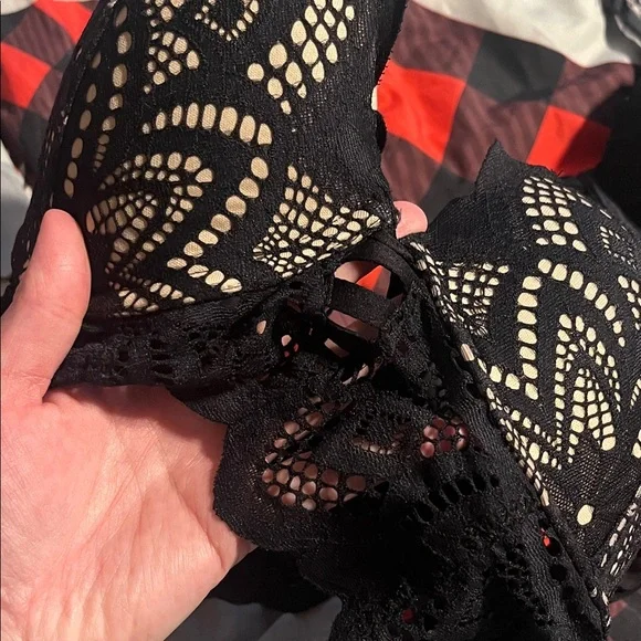 La SENZA Black Lace Push-Up Bra with Cutout Floral Pattern - Picture 2 of 6